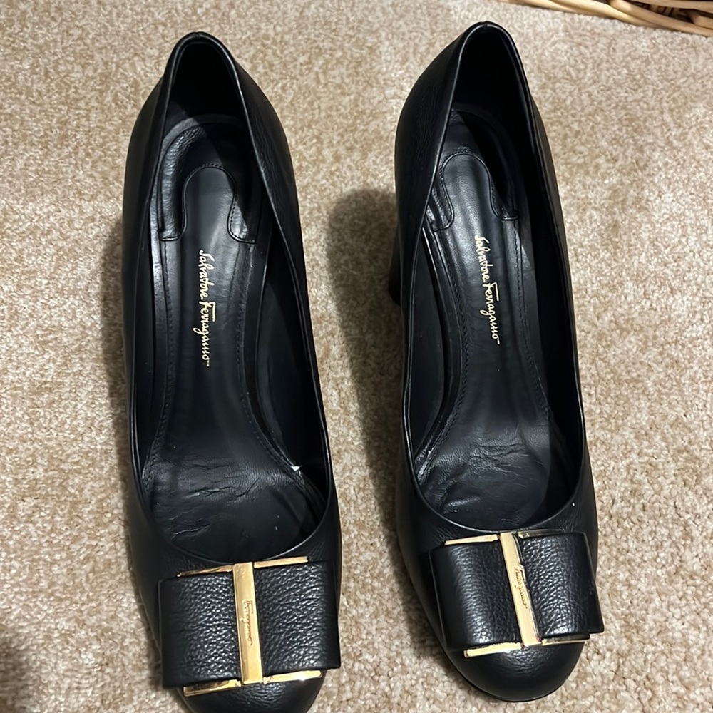 Salvatore ferragamo black pumps 3inches